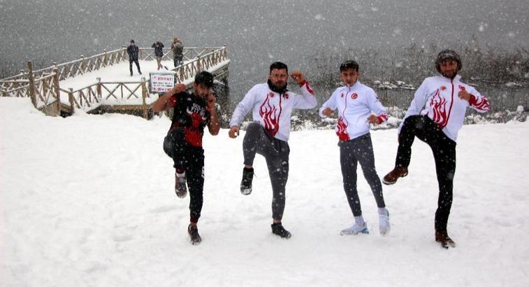 A Milli Muaythai Takımı'ndan Abant'ta dondurucu soğukta antrenman