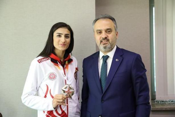 Başkan Aktaş, olimpiyat yolcusu Hatice Kübra'yı kutladı