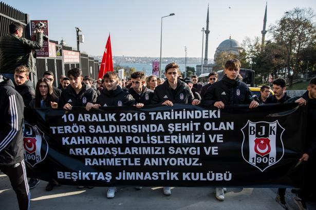 Beşiktaş şehitlerini andı