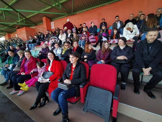 Tribünler kadınlara emanet