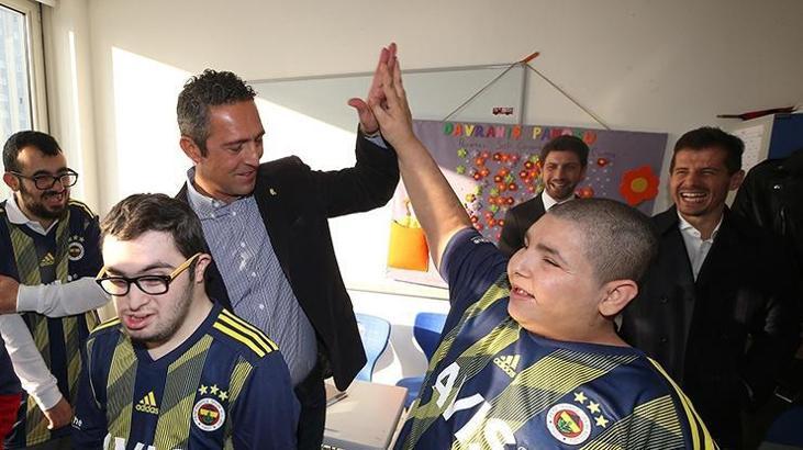 Ali Koç ve Fenerbahçeli futbolculardan okul ziyareti