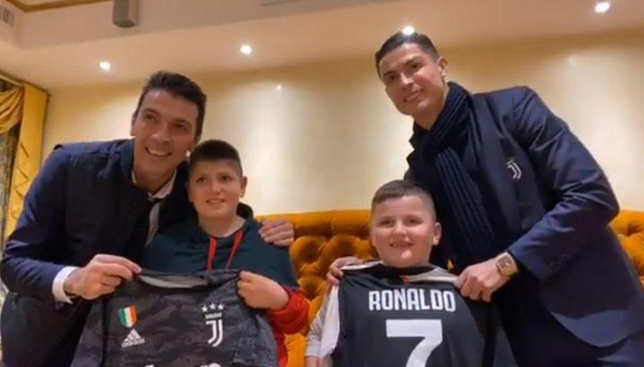 Ronaldo ve Buffon depremzede çocuklara imzalı forma hediye etti