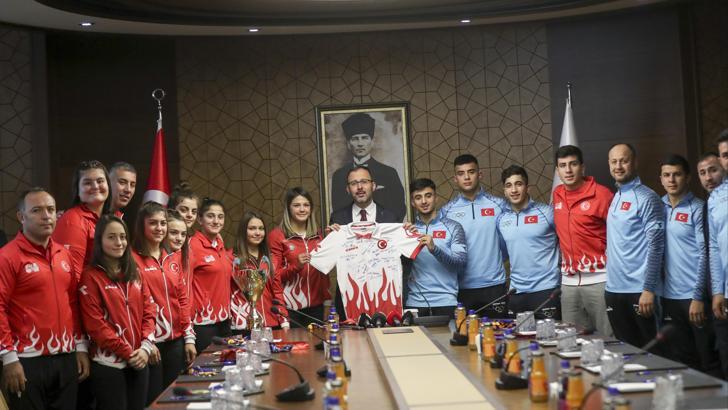 Bakan Kasapoğlu judocularla buluştu