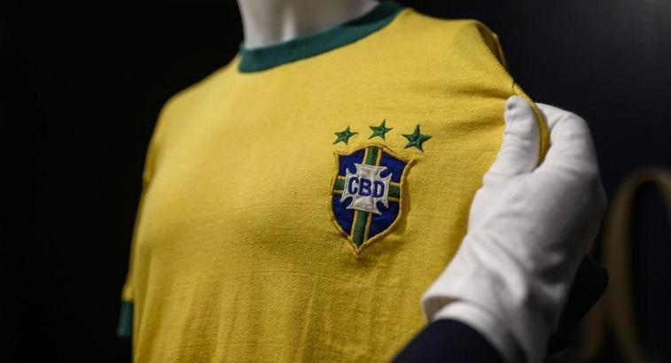 Pele'nin Brezilya için giydiği son forma satıldı