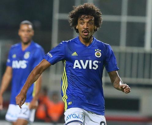 Fenerbahçe'nin orta sahadaki toparlayıcısı Luiz Gustavo