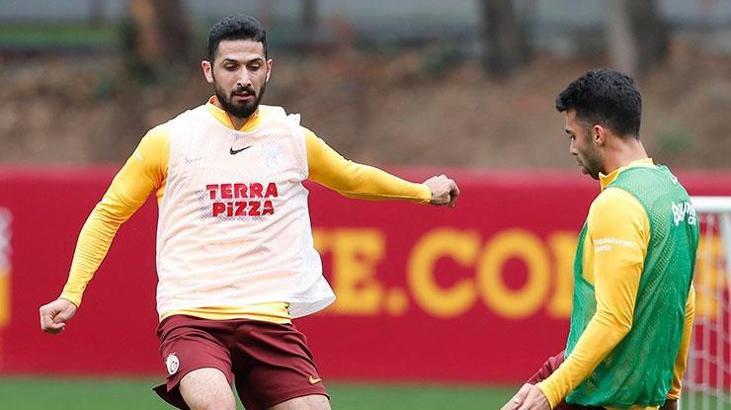 Emre Akbaba kulübeye doğru