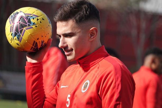 Beşiktaş Berat Özdemir transferini bitiriyor!