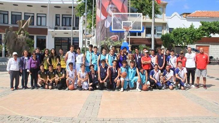 Çeşme'de sokak basketbolu etkinliği