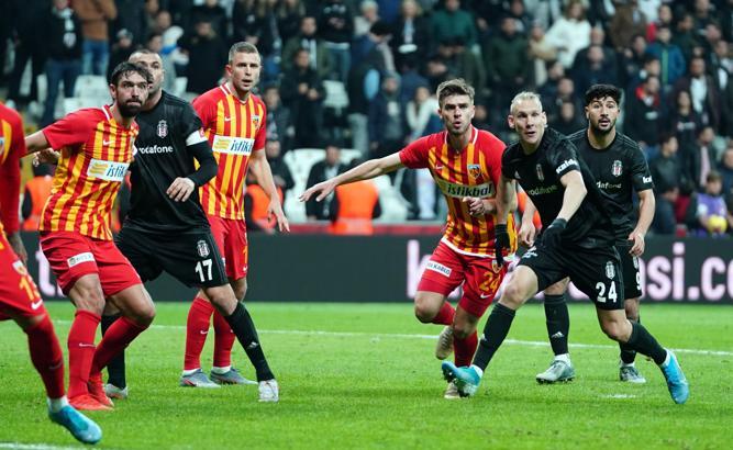 Artem Kravets ilk kez forma giydi