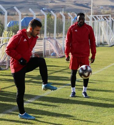 Rıza Çalımbay'dan oyuncularına: Transferi değil, zirveyi düşünün
