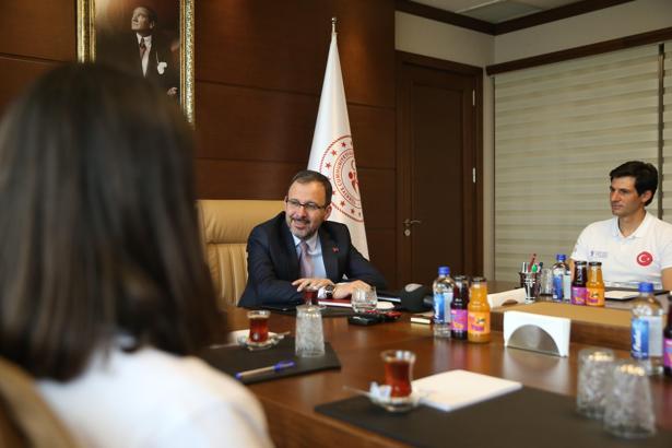 Bakan Kasapoğlu'ndan milli yüzücü Emre Sakçı'ya tebrik