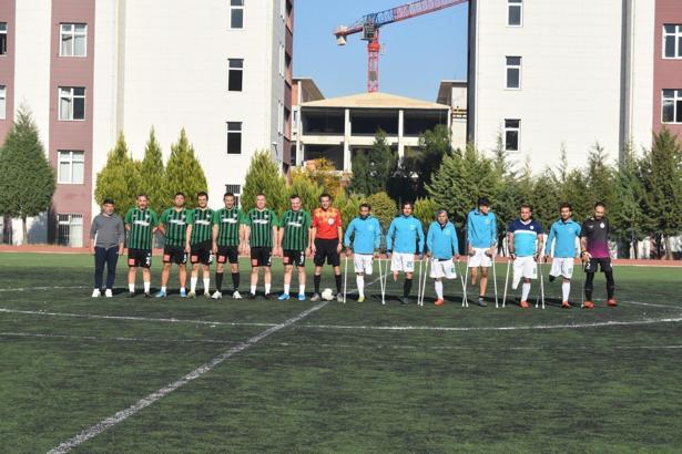 Denizlisporlu yöneticiler, ampute futbol takımıyla maç yaptı