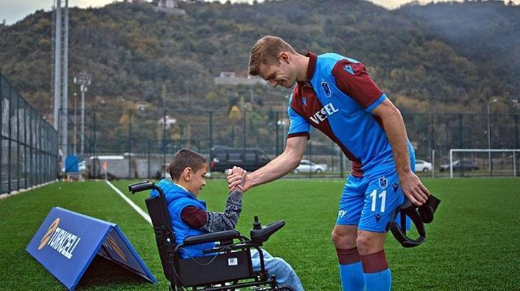 Engelli çocuklardan futbolculara sürpriz