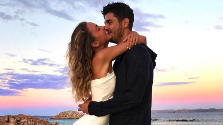Alvaro Morata eşinin kalçasını ısırdı!
