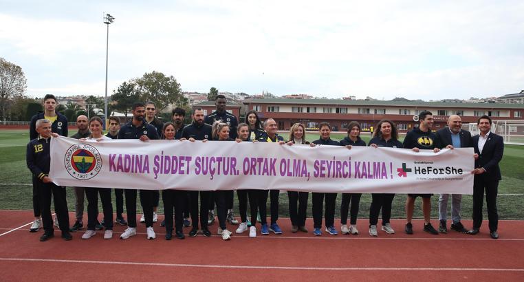 Fenerbahçe Kulübü, kadına şiddete karşı gösteri koşusu düzenledi