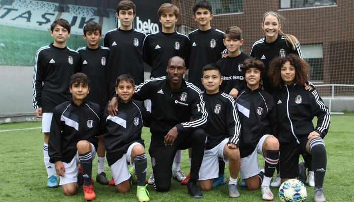 Beşiktaş'ta Atiba, gençleri ziyaret etti