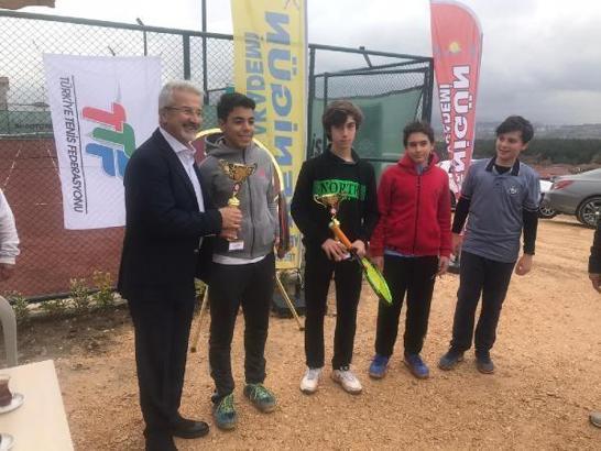 TTF 14 Yaş Tenis Turnuvası'nda şampiyonlar madalyalarını aldı