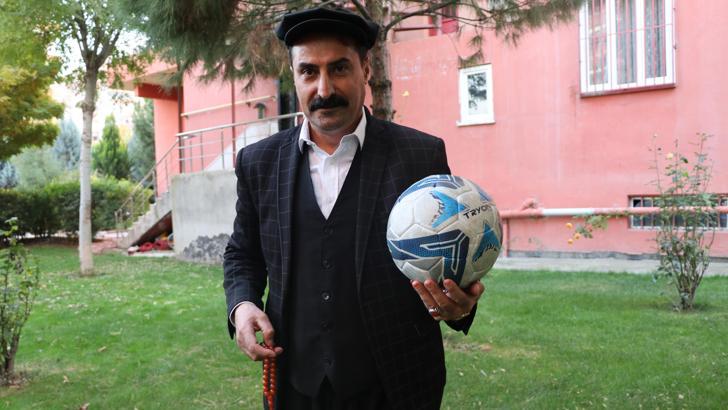 Şalvarlı teknik direktör sosyal medyada ilgi odağı oldu