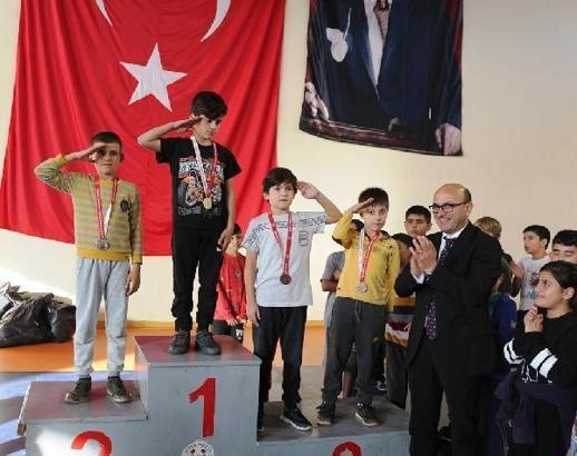 Güreşçilerden Öğretmenler Günü Turnuvası