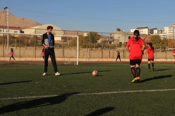 Aileleri ikna edilip futbola başlayan kızlar, ligde tutunmak için destek bekliyor