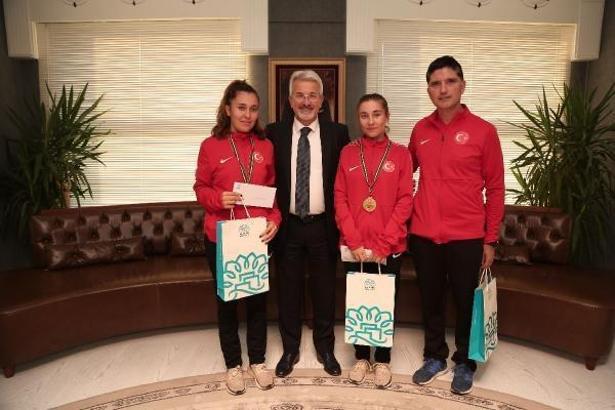 Başkan Erdem dünya şampiyonlarını ağırladı