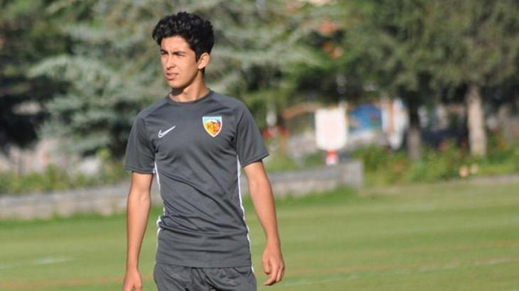 Kayserispor, Mehmet Eray'la profesyonel sözleşme imzaladı