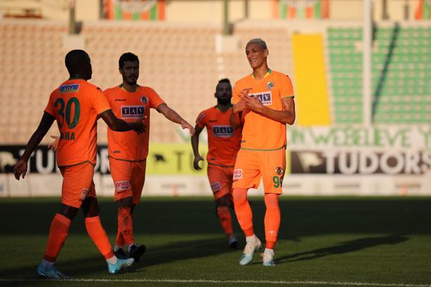 Alanyaspor, hazırlık maçında Adana Demirspor'u 2-1 yendi