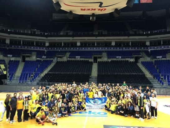 Fenerbahçe Beko'ya taraftarlardan moral ziyareti
