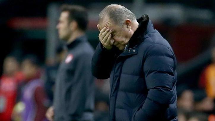 Galatasaray'ın eli kolu bağlı! Terim 'satılsın' dedi ama...