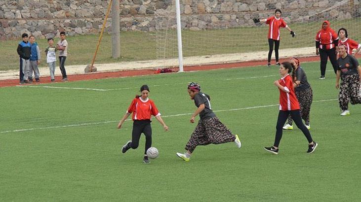 Çanakkale'de kızların renkli futbol maçı