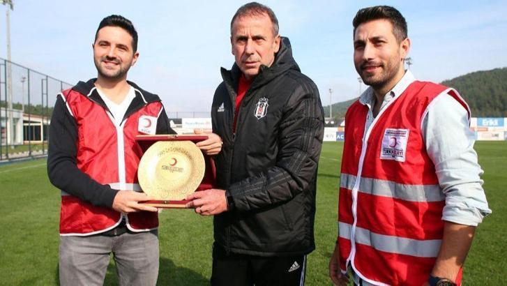 Beşiktaş'ta Abdullah Avcı'ya özel plaket