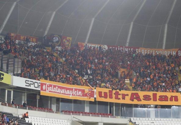 Galatasaray'ı taraftarı yine yalnız bırakmadı