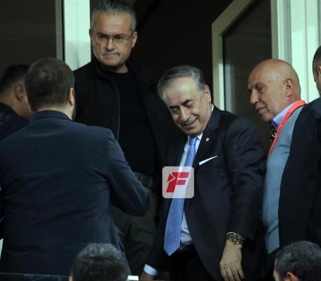 Mustafa Cengiz'e evinde soğuk duş!