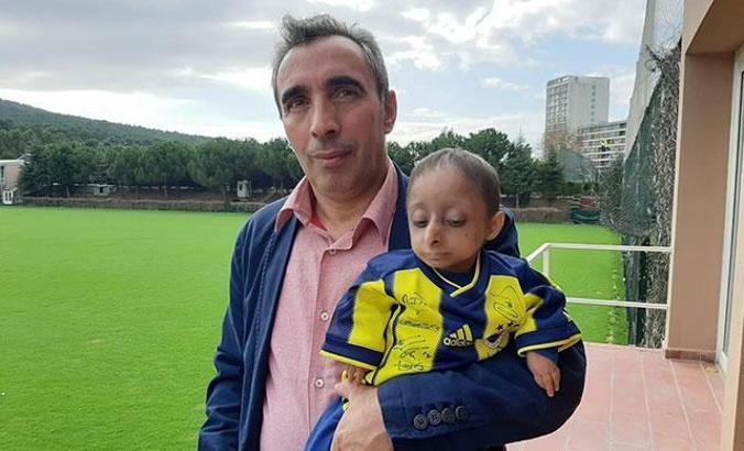 Fenerbahçe'nin idmanını 'parmak çocuk' İlker Bayrak takip etti