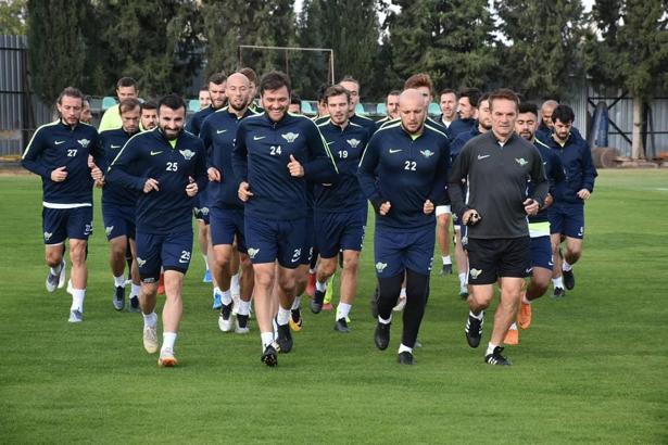 Akhisarspor liderlik peşinde