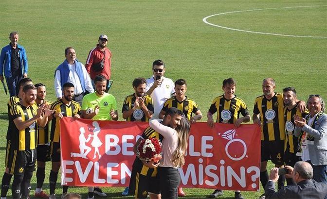Tekirdağspor ile Çengelköyspor maçında sürpriz evlenme teklifi