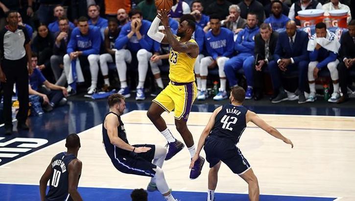 Tarihi performansların sergilendiği maçta kazanan Lakers