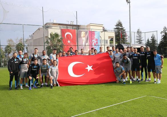 Trabzonsporlu futbolcular Türk bayrağıyla poz verdi