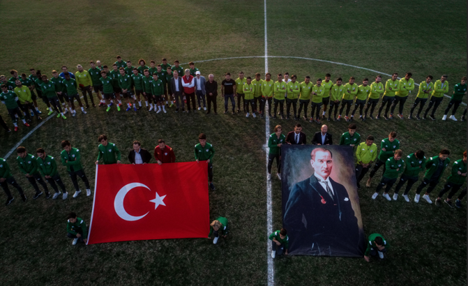 Bursaspor'un altyapı oyuncularından 29 Ekim koreografisi