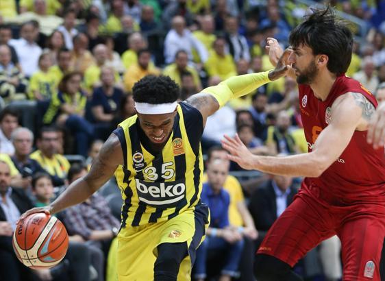 Fenerbahçe, Galatasaray karşısında serisini sürdürdü