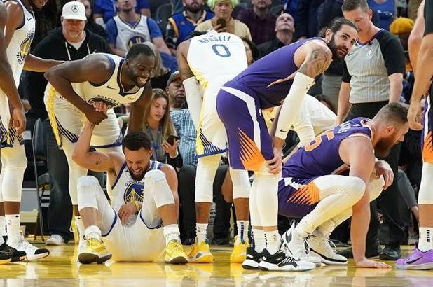 Curry'nin eli kırıldı