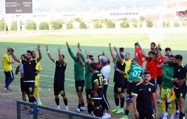 Manavgat Belediyespor liderliği bırakmadı