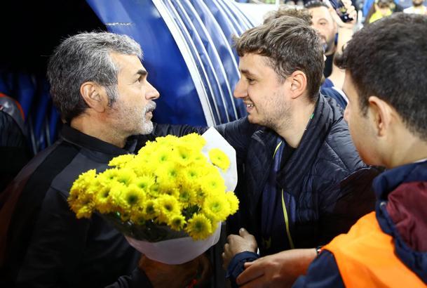 Fenerbahçe taraftarından Aykut Kocaman'a çiçek