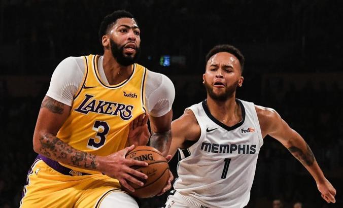 Anthony Davis 40 sayı attı, Lakers evinde galip
