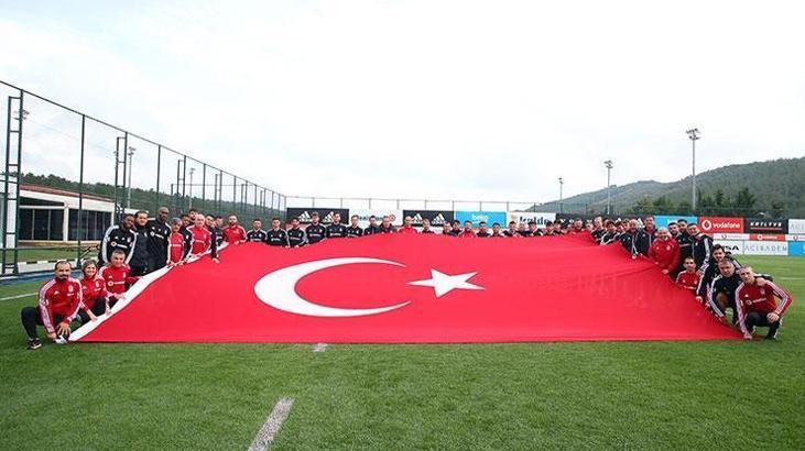 Siyah-Beyazlılar'dan 29 Ekim kutlaması