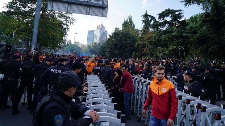 Galatasaray taraftarı stada ulaştı