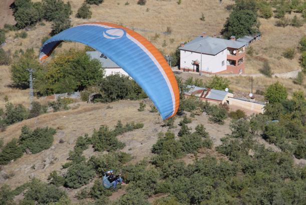 Bin 200 rakımlı tepeden atlayan paraşütçüler nefes kesti