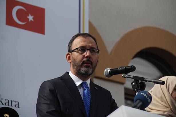 Bakan Kasapoğlu'ndan milli güreşçilere tebrik