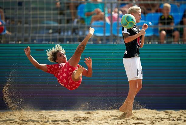 Alanya'da düzenlenen plaj futbolu şampiyonası nefes kesti