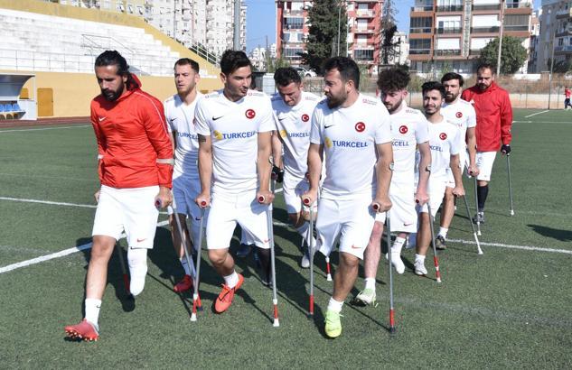 Ampute Milli Futbol Takımı'nın Antalya kampı sürüyor